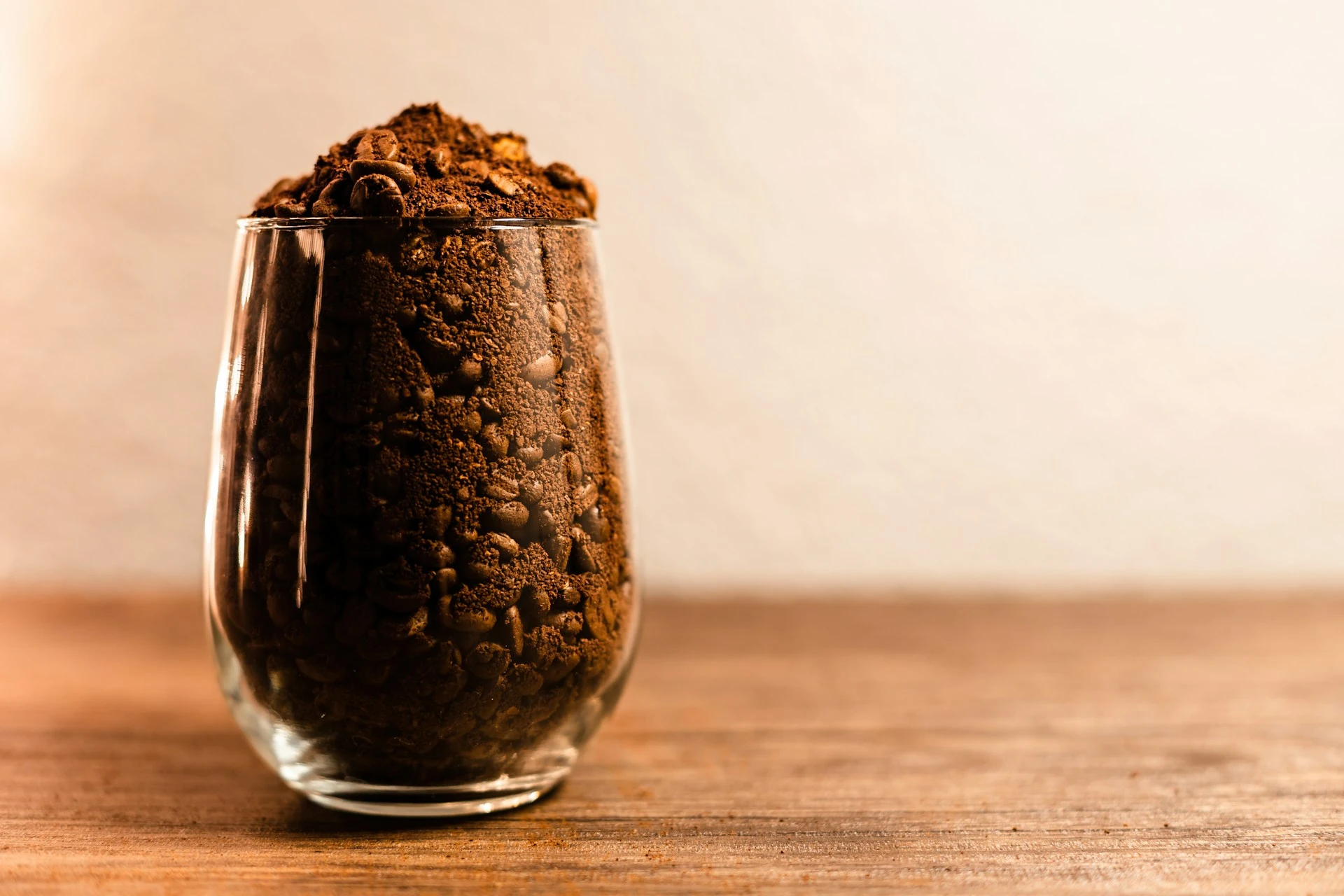 verre remplie de grain de café